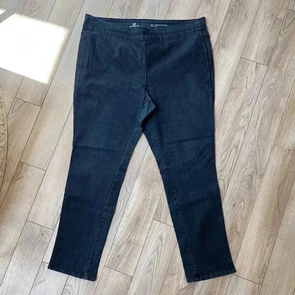 Liz Claiborne Denim - Liz Claiborne Stretch slim leg jeans size 2X